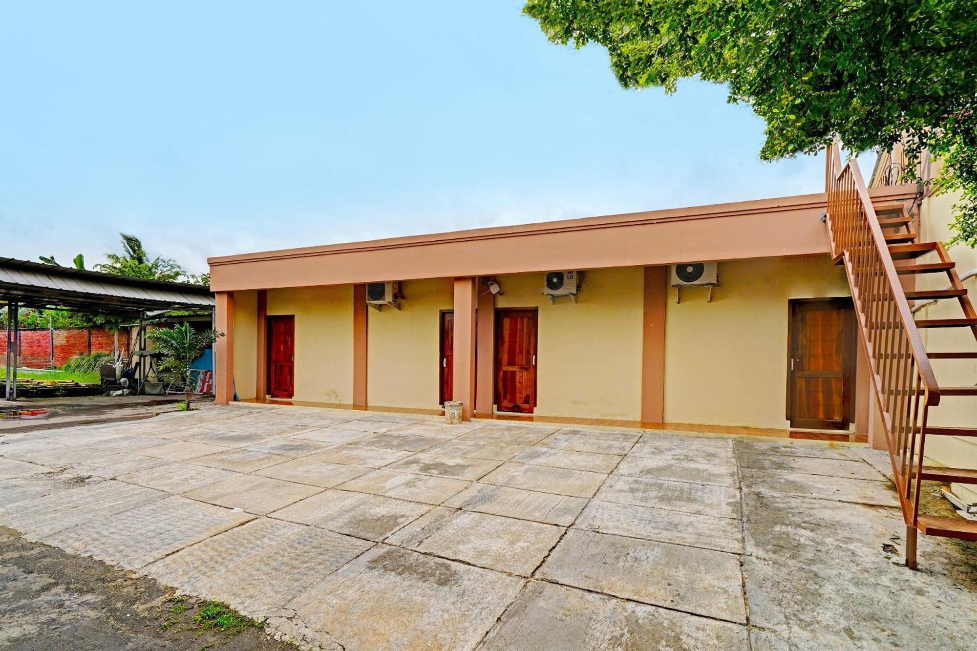 Oyo 91955 Pondokan Cempaka จิเรบอน ภายนอก รูปภาพ