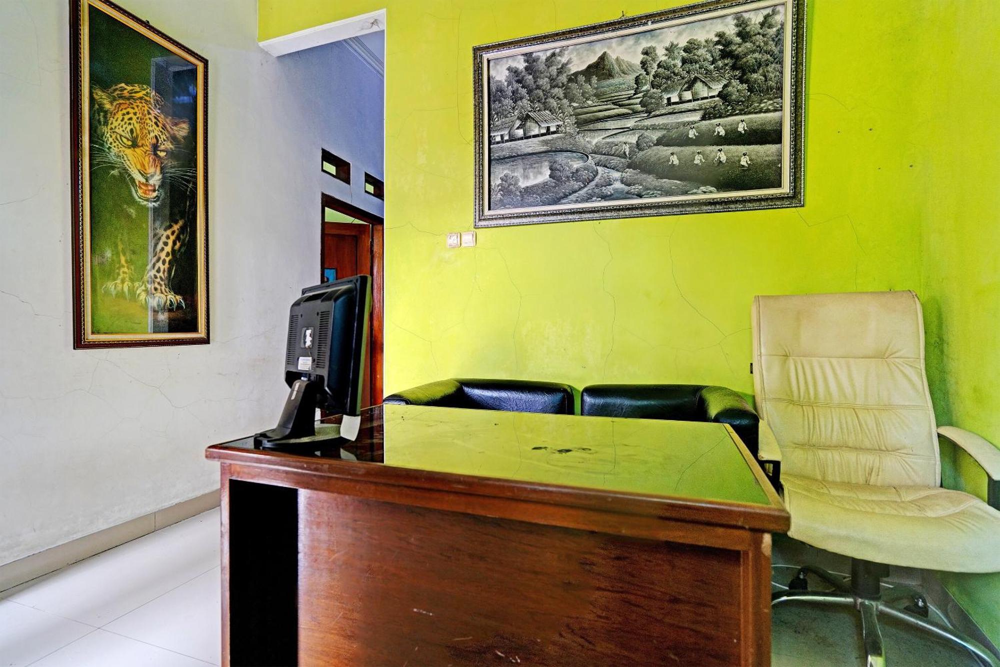 Oyo 91955 Pondokan Cempaka จิเรบอน ภายนอก รูปภาพ