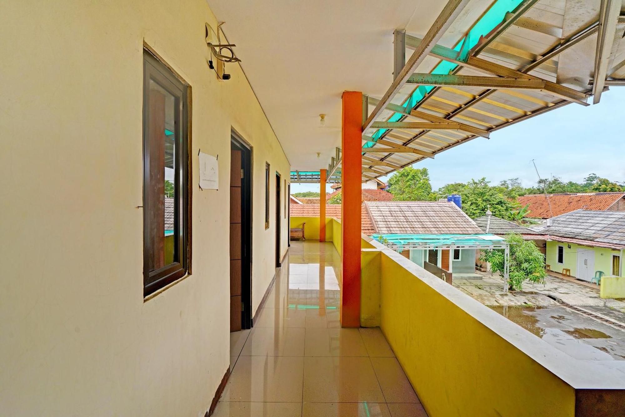 Oyo 91955 Pondokan Cempaka จิเรบอน ภายนอก รูปภาพ