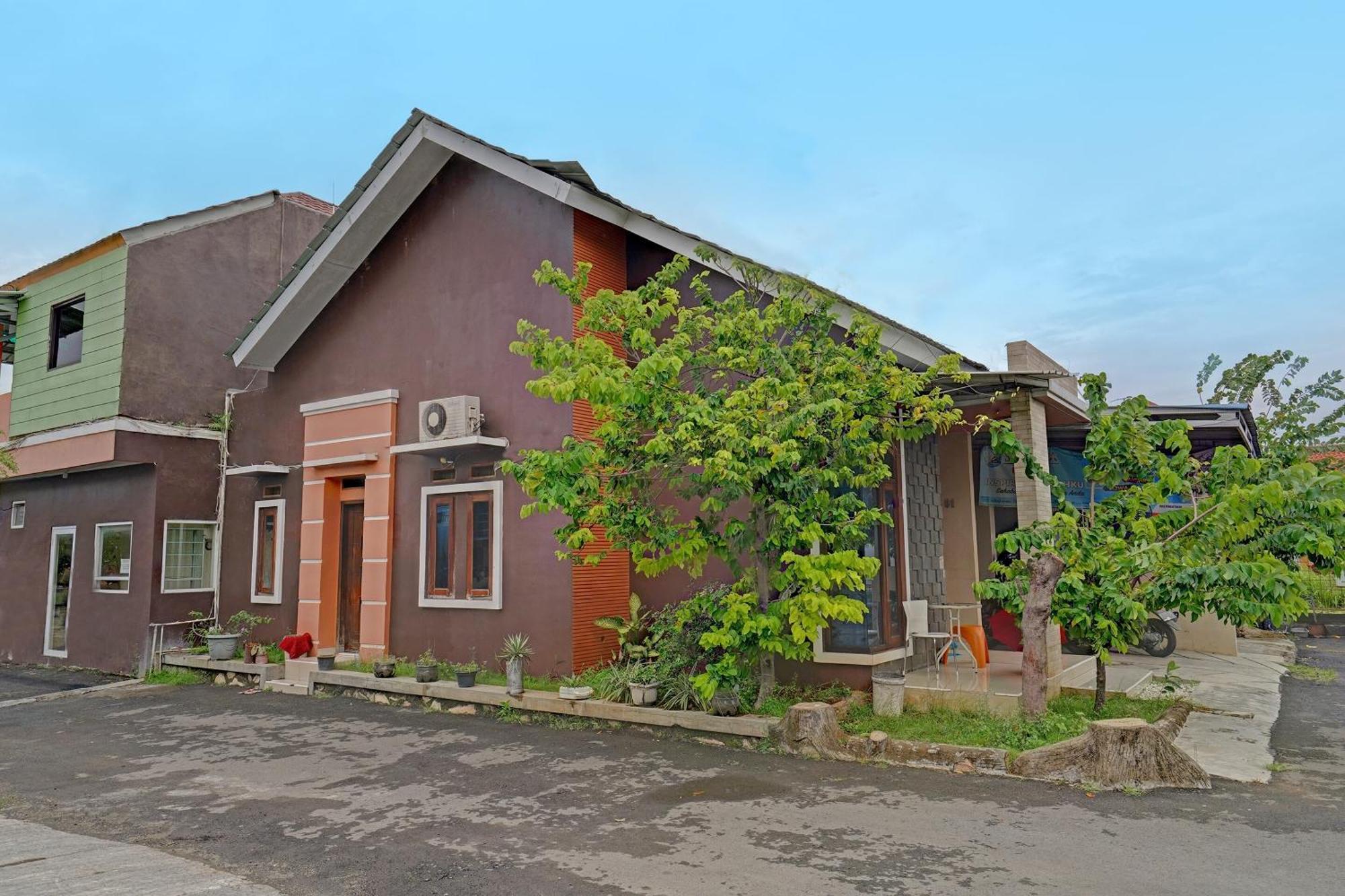 Oyo 91955 Pondokan Cempaka จิเรบอน ภายนอก รูปภาพ