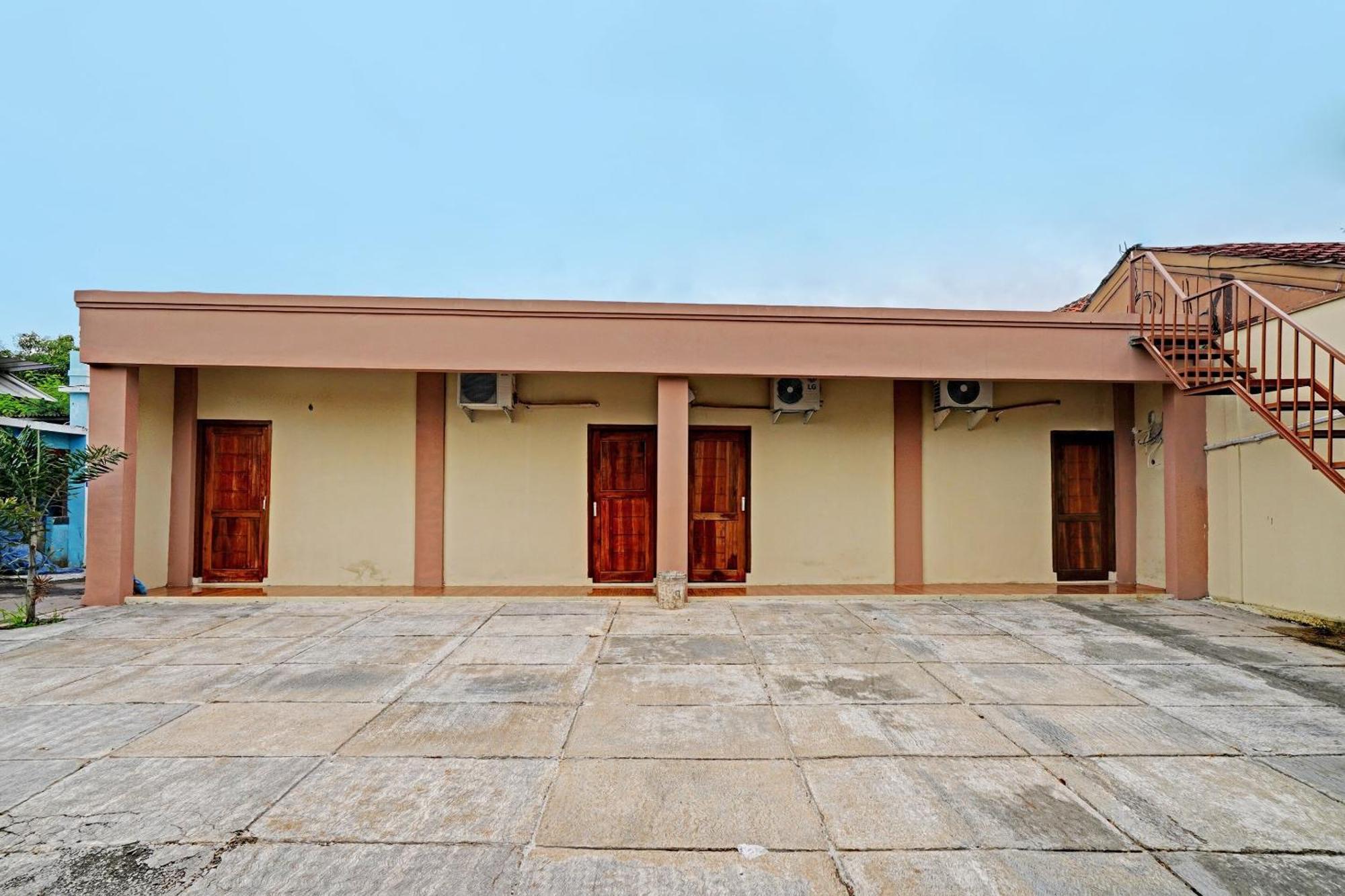 Oyo 91955 Pondokan Cempaka จิเรบอน ภายนอก รูปภาพ