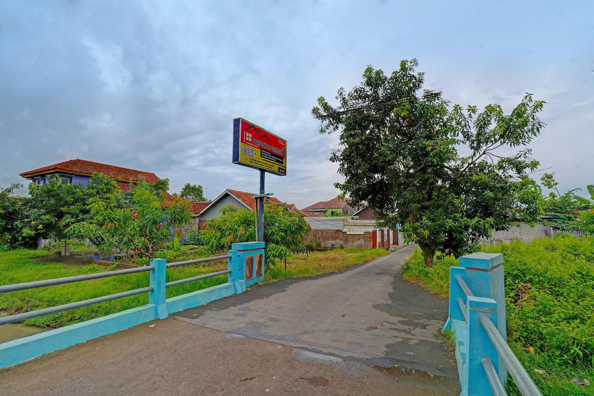 Oyo 91955 Pondokan Cempaka จิเรบอน ภายนอก รูปภาพ
