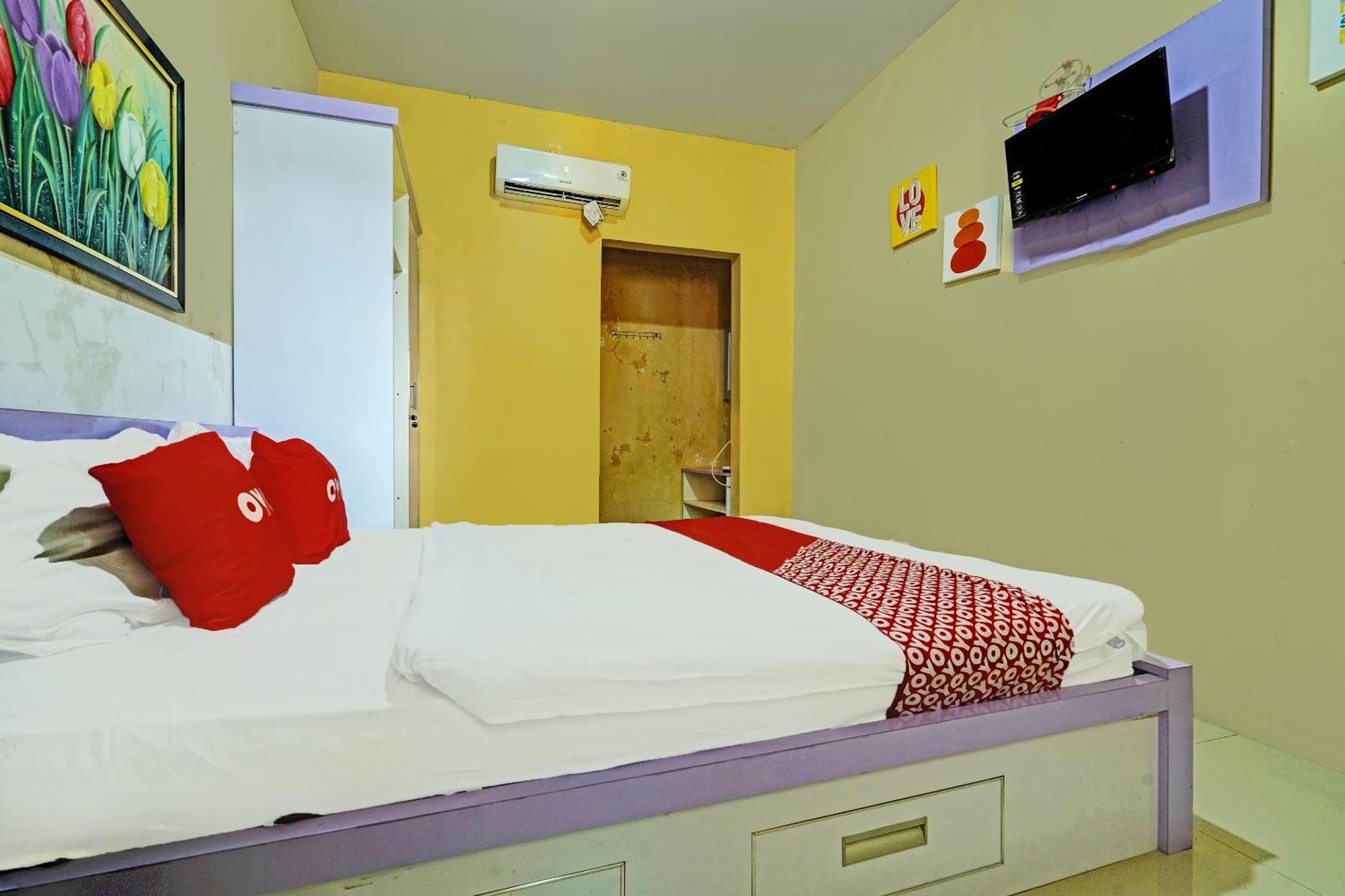 Oyo 91955 Pondokan Cempaka จิเรบอน ภายนอก รูปภาพ