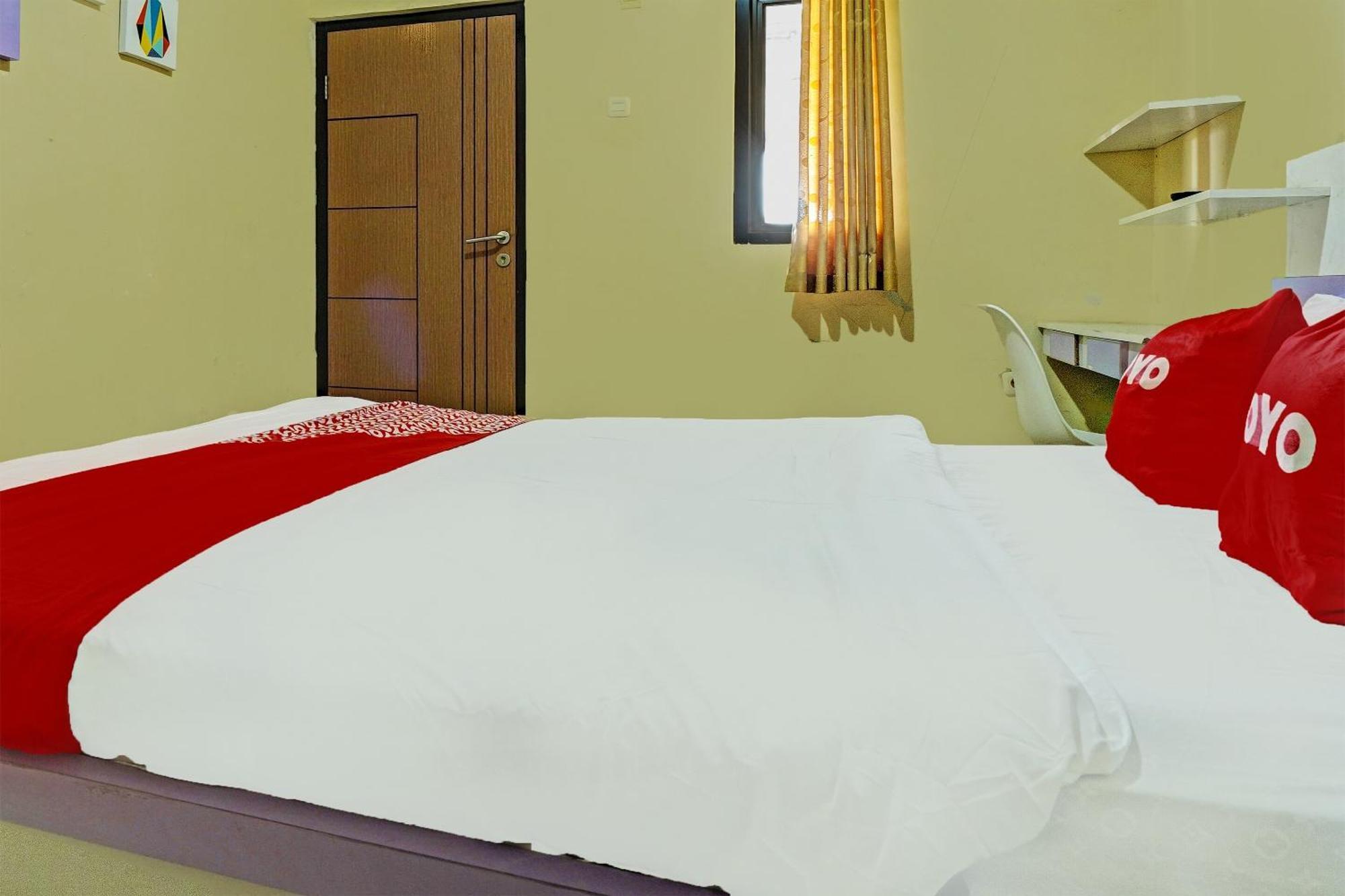 Oyo 91955 Pondokan Cempaka จิเรบอน ภายนอก รูปภาพ