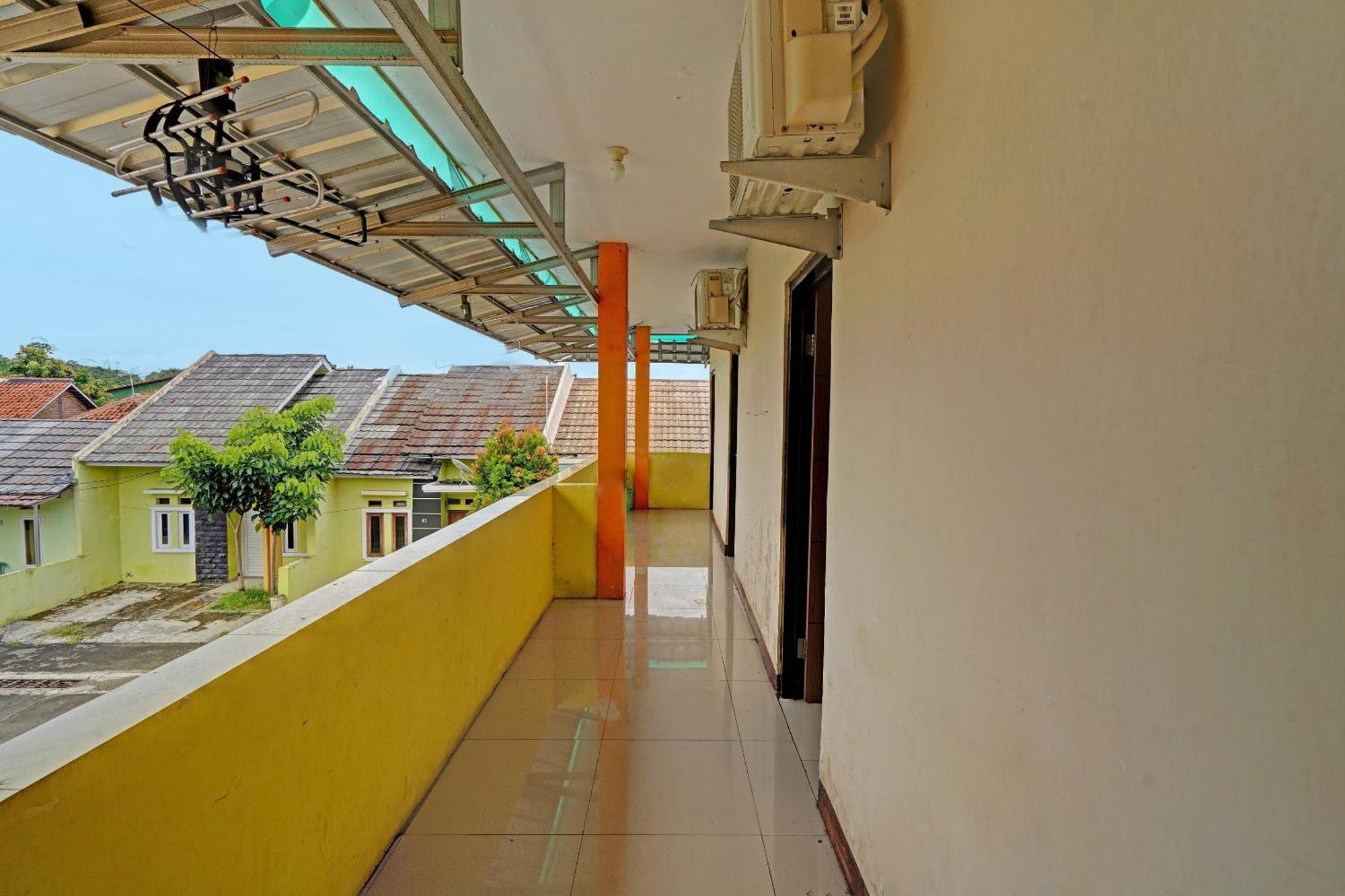 Oyo 91955 Pondokan Cempaka จิเรบอน ภายนอก รูปภาพ