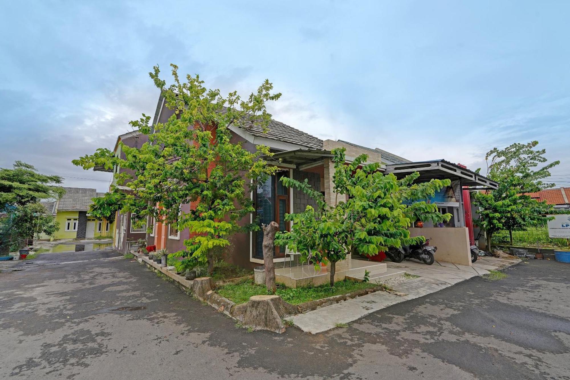 Oyo 91955 Pondokan Cempaka จิเรบอน ภายนอก รูปภาพ
