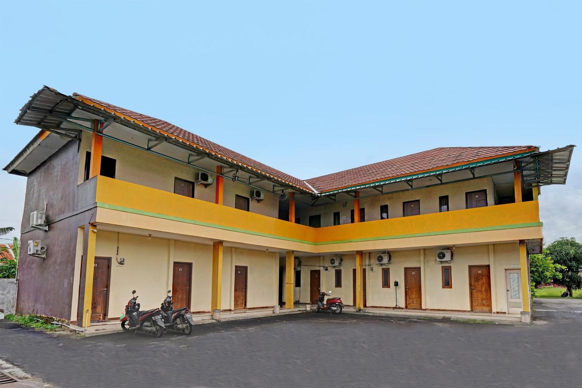 Oyo 91955 Pondokan Cempaka จิเรบอน ภายนอก รูปภาพ